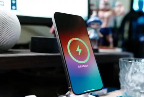博鳌镇苹果15换屏服务分享用什么充电器给iPhone15充电更好 